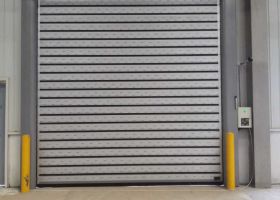 包頭市大型工業(yè)門放防不防曬？-廣州奇翔