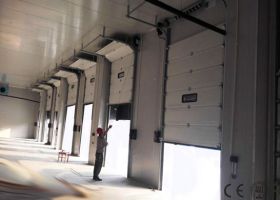 福建工業(yè)滑升門,防凍防潮隔熱！-廣州奇翔